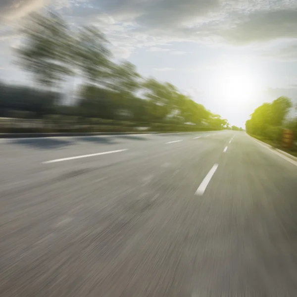 Snelweg weg met de prachtige natuur — Stockfoto