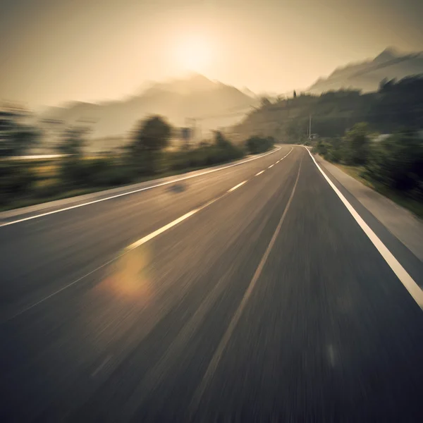 Speedway weg terwijl zonsondergang — Stockfoto