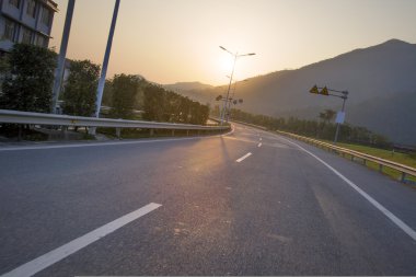 günbatımı Otoban yolu üzerinde