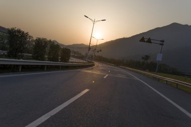 günbatımı Otoban yolu üzerinde