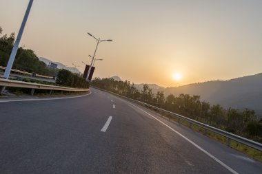 günbatımı Otoban yolu üzerinde