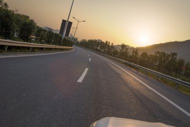 günbatımı Otoban yolu üzerinde