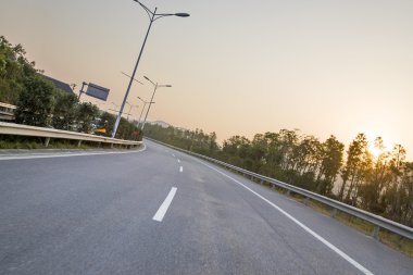 günbatımı Otoban yolu üzerinde