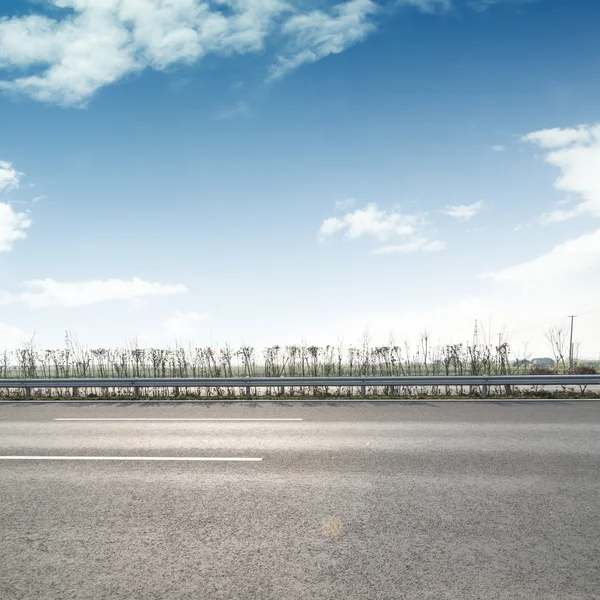 Estrada rodoviária com céu e nuvens — Fotografia de Stock