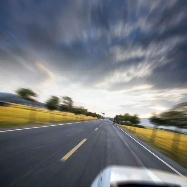 Estrada rodoviária com nuvens — Fotografia de Stock