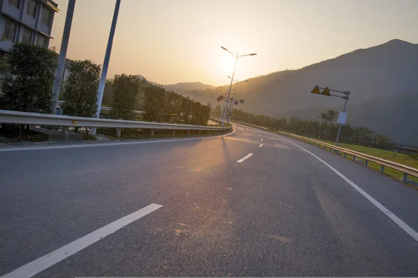 Zonsondergang op de snelweg weg — Stockfoto