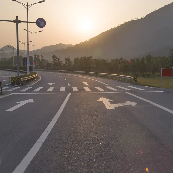 Zonsondergang op de snelweg weg — Stockfoto