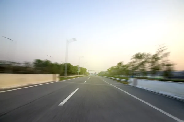 Закат на шоссе — стоковое фото