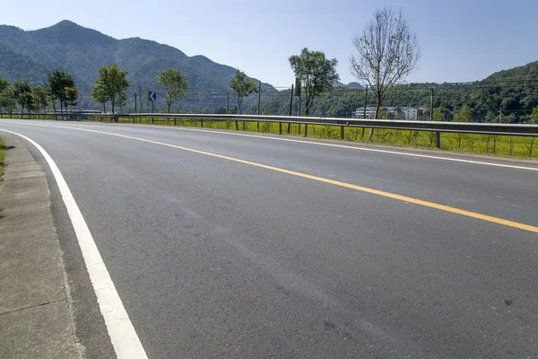 De achtergrond van de bossen weg — Stockfoto