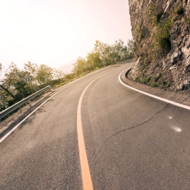 arka plan olarak dolambaçlı yol