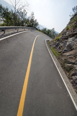 arka plan olarak dolambaçlı yol