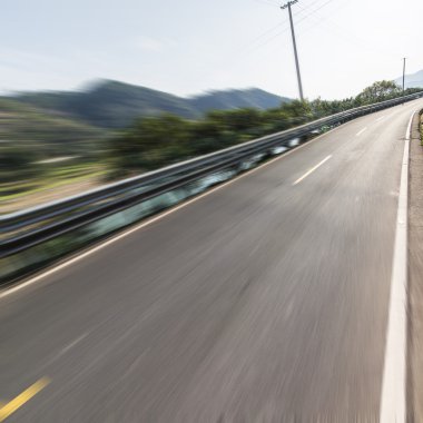 arka plan olarak dolambaçlı yol