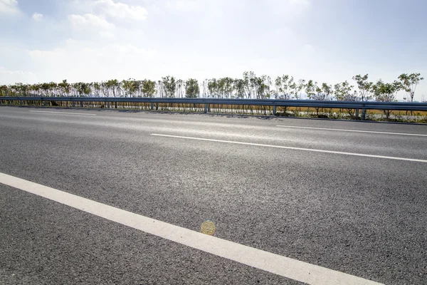 Drogowego autostrady miasto jako tło — Zdjęcie stockowe