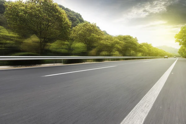 Orman Otoban yolu arka plan olarak