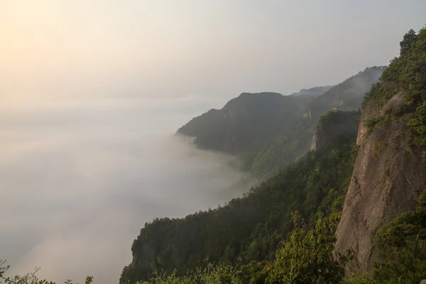 Von Wolken und Nebel bedeckte Berge — Stockfoto