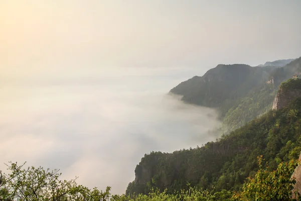 Von Wolken und Nebel bedeckte Berge — Stockfoto