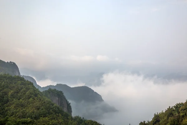 Sonnenaufgang in den Bergen bei Nebel — Stockfoto