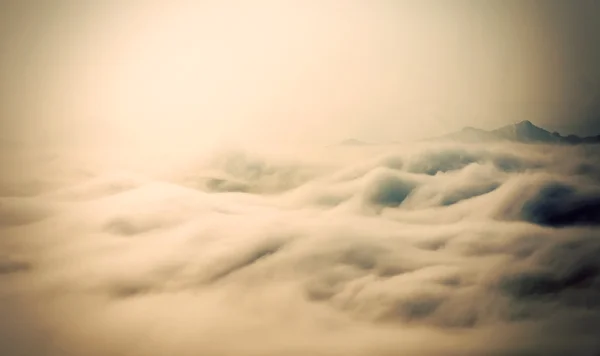 Berge in Nebel und Wolken — Stockfoto