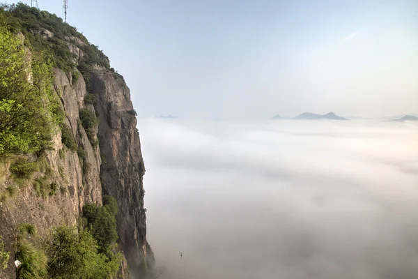 Acantilados en nubes blancas — Foto de Stock