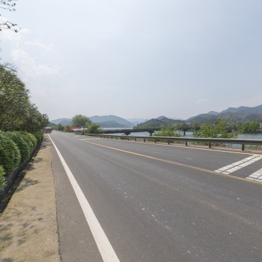 Otoban yol Göl Manzaralı