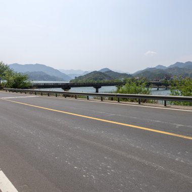 Otoban yol Göl Manzaralı