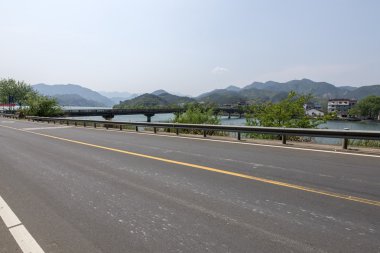 Otoban yol Göl Manzaralı