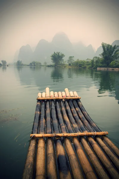 Rafting di bambù nel fiume Yulong — Foto Stock