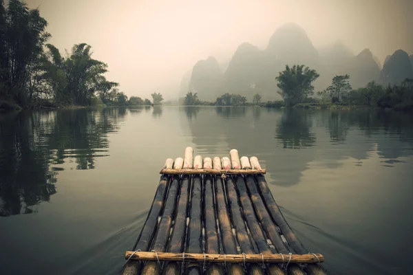 Rafting di bambù nel fiume Yulong — Foto Stock