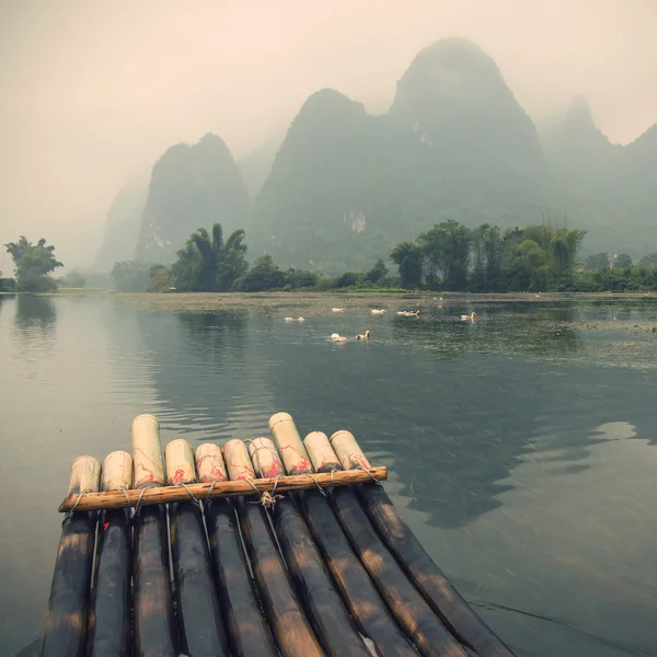 Rafting di bambù nel fiume Yulong — Foto Stock