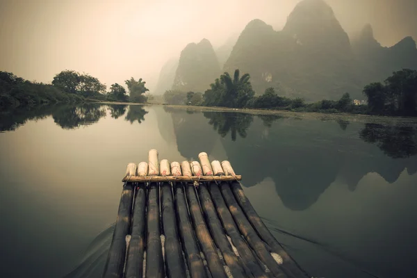Rafting en bambou dans la rivière Yulong — Photo