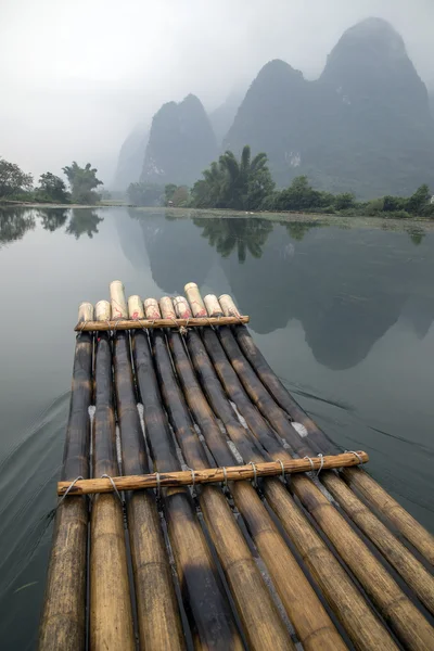 Bamboo rafting in Yulong River — Stockfoto