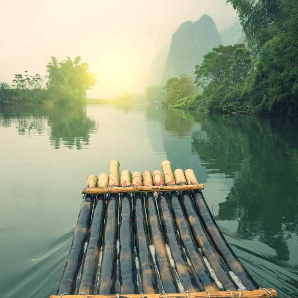 Rafting en bambou dans la rivière Yulong — Photo