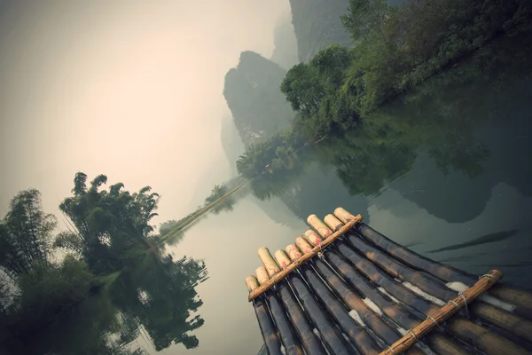 Rafting di bambù nel fiume Yulong — Foto Stock