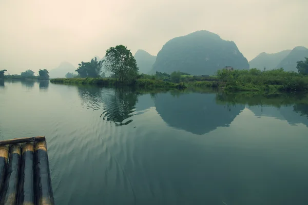 Bambus-Rafting im Yulong-Fluss — Stockfoto