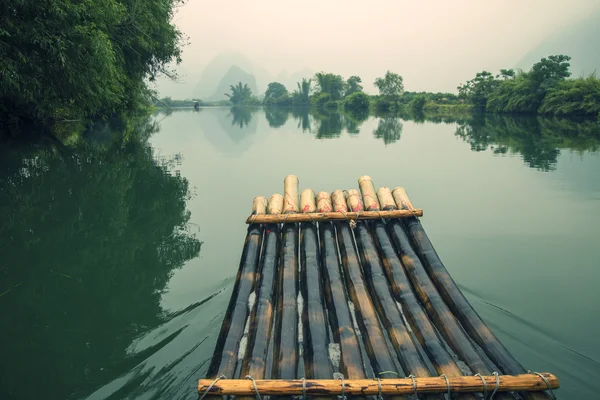 Rafting en bambou dans la rivière Yulong — Photo