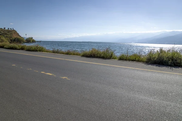 Estrada tranquila à beira do lago — Fotografia de Stock