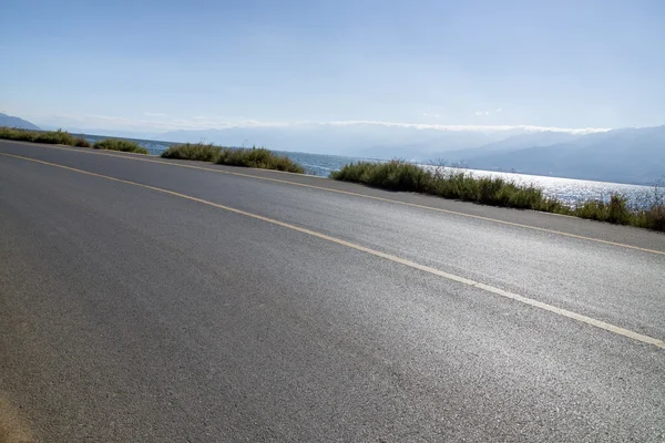 Estrada tranquila à beira do lago — Fotografia de Stock