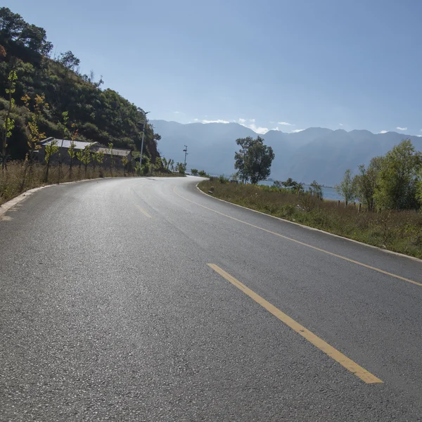 Quiet lakeside road — Stock Photo, Image