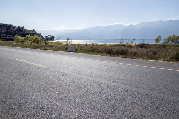 Quiet lakeside road — Stock Photo, Image