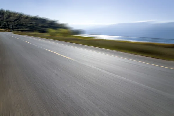 Estrada tranquila à beira do lago — Fotografia de Stock