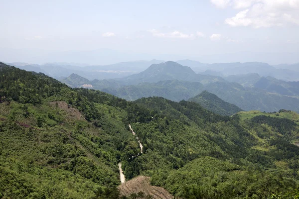 中国、雄大な山々、道路の — ストック写真