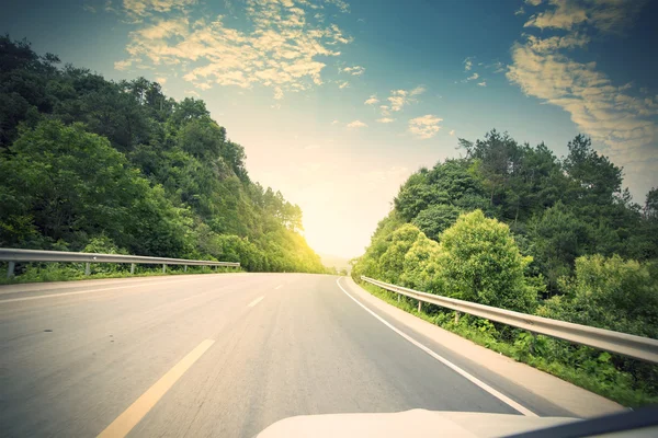 Dağ yolundan alacakaranlıkta Çin