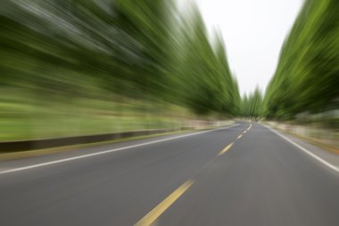 Dağ yolundan alacakaranlıkta Çin