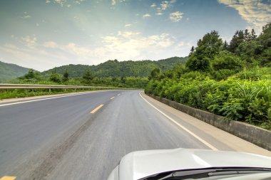 Dağ yolundan alacakaranlıkta Çin