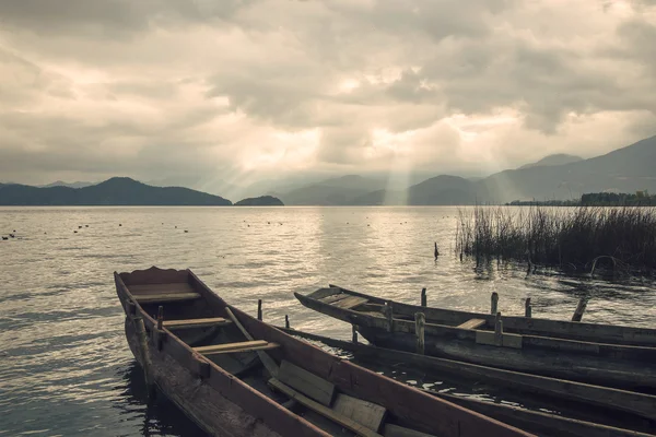 Ξύλινη βάρκα στη lugu λίμνη»" — Φωτογραφία Αρχείου