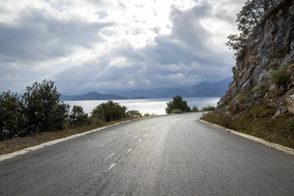 Tranquila carretera junto al lago china — Foto de Stock