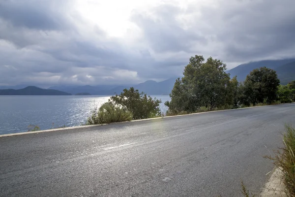 Tranquila carretera junto al lago china — Foto de Stock