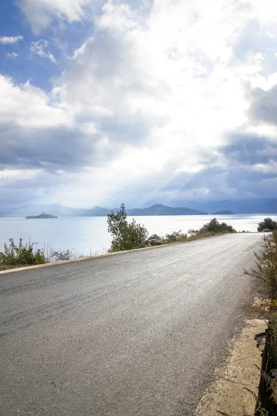 Sessiz lakeside yol Çin — Stok fotoğraf