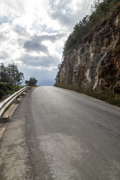 Tranquila carretera junto al lago china — Foto de Stock