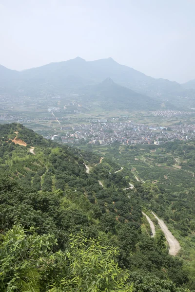 曲がりくねった道路中国の村 — ストック写真